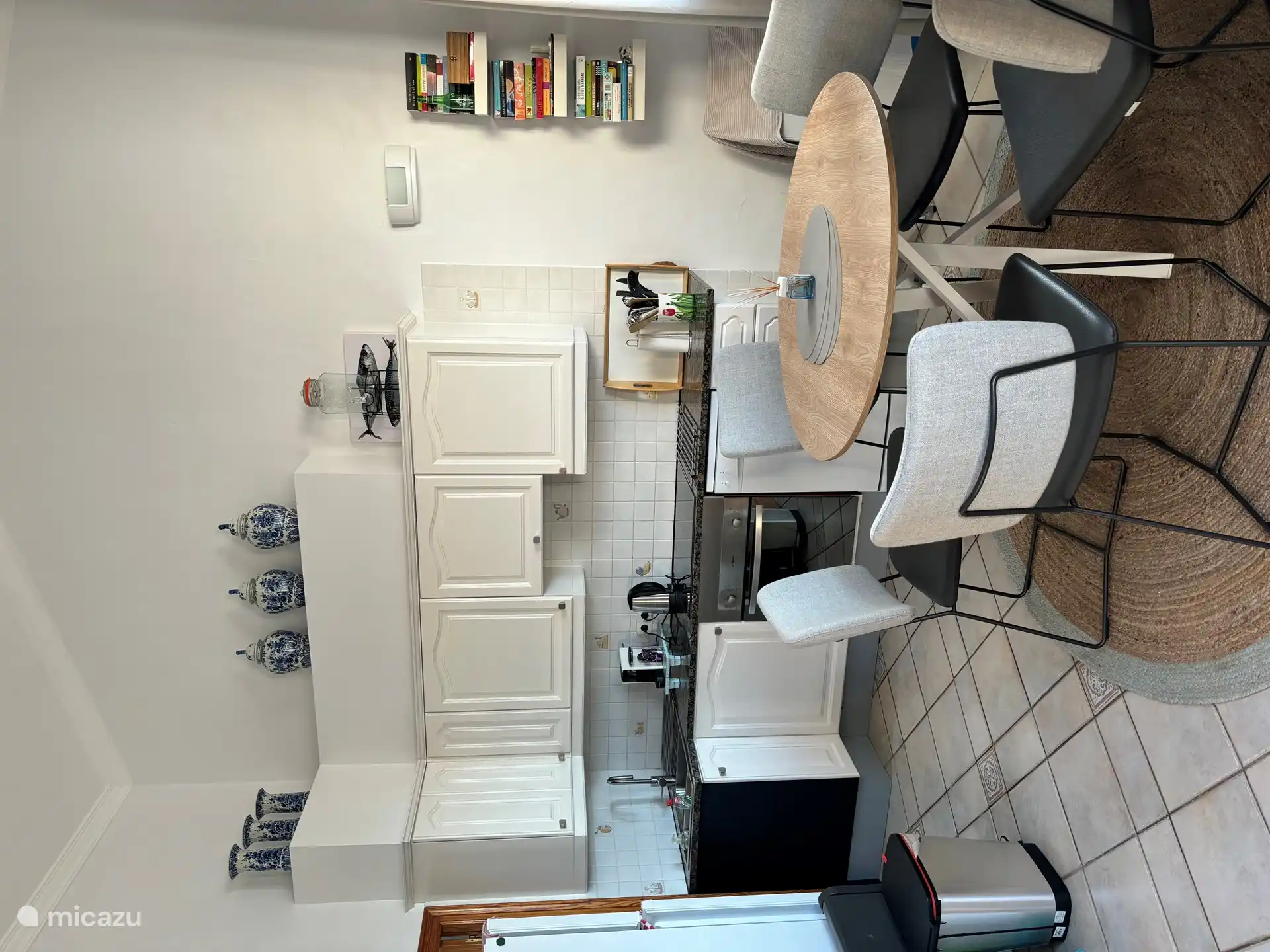 Küche mit eingebautem Backofen, Induktionskochfeld und Geschirrspüler