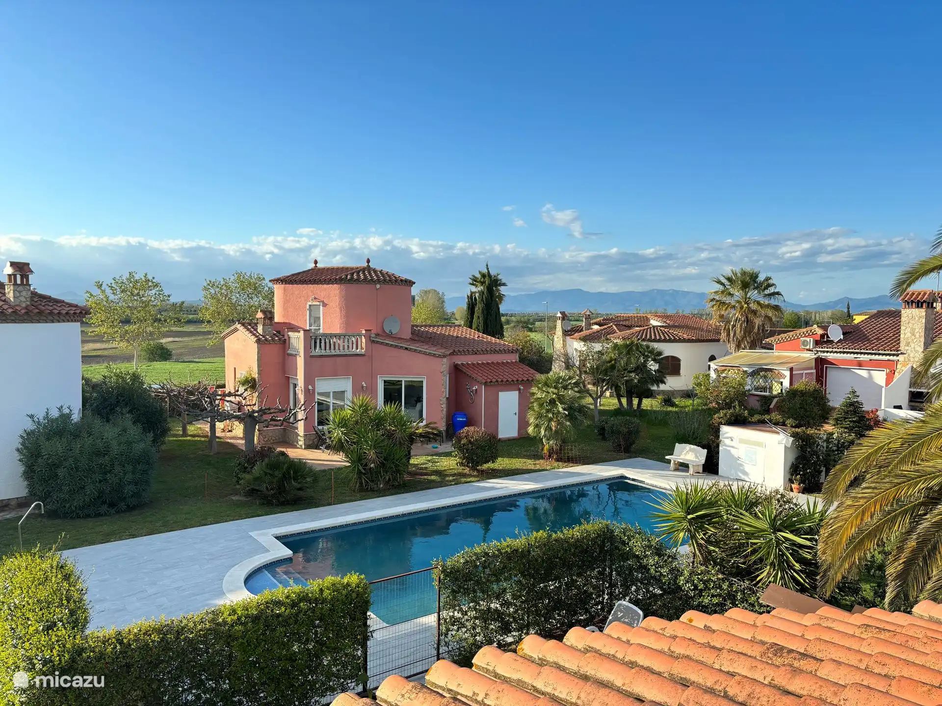 Blick vom Balkon auf die Pyrenäen und das Schwimmbad 