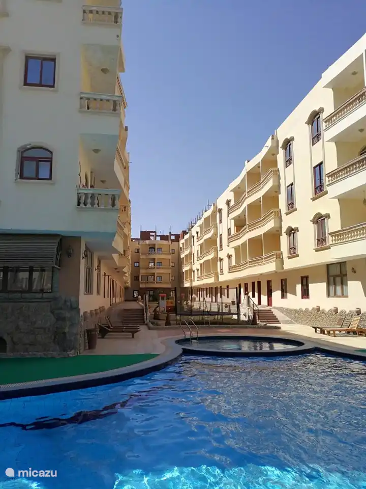 La piscine est chauffée. C'est merveilleux de rester ici sous les parasols.