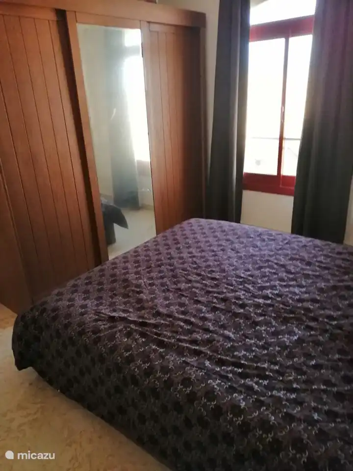 Chambre à coucher avec grande armoire, y compris une partie verrouillable.