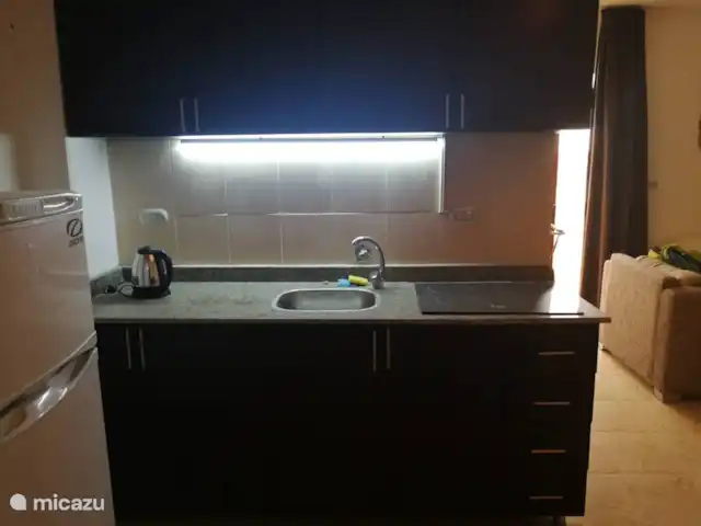 Location de Vacances Égypte, Mer Rouge , Hurghada, appartement - Appartements avec vue sur la mer Rouge, Hurghada Unité de cuisine soignée avec évier et plaque de cuisson électrique