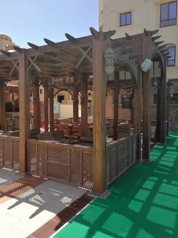 Au bord de la piscine, vous pourrez déguster de la nourriture et des boissons sous la pergola.