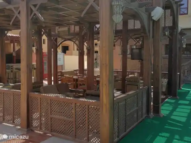 Location de Vacances Égypte, Mer Rouge , Hurghada, appartement - Appartements avec vue sur la mer Rouge, Hurghada Au bord de la piscine, vous pourrez déguster de la nourriture et des boissons sous la pergola.
