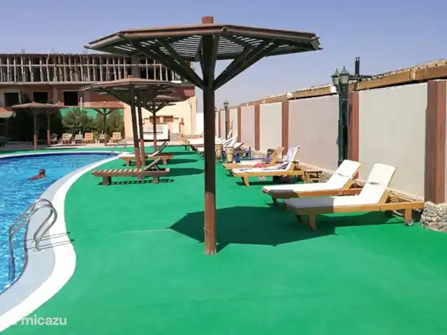 Location de Vacances Égypte, Mer Rouge , Hurghada, appartement - Appartements avec vue sur la mer Rouge, Hurghada La piscine dispose d'une terrasse où vous pourrez manger et boire
