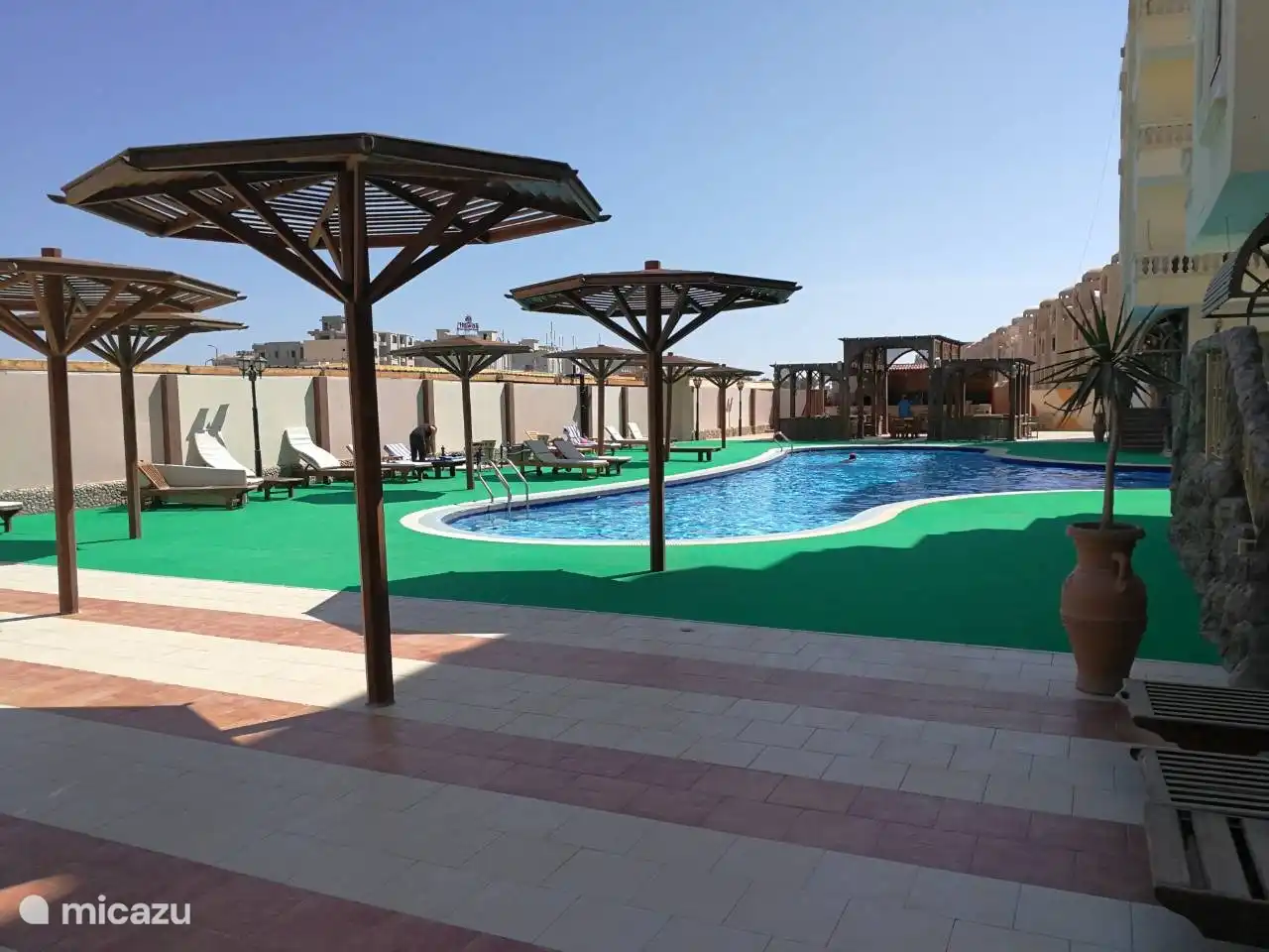 Belle piscine protégée du vent du désert