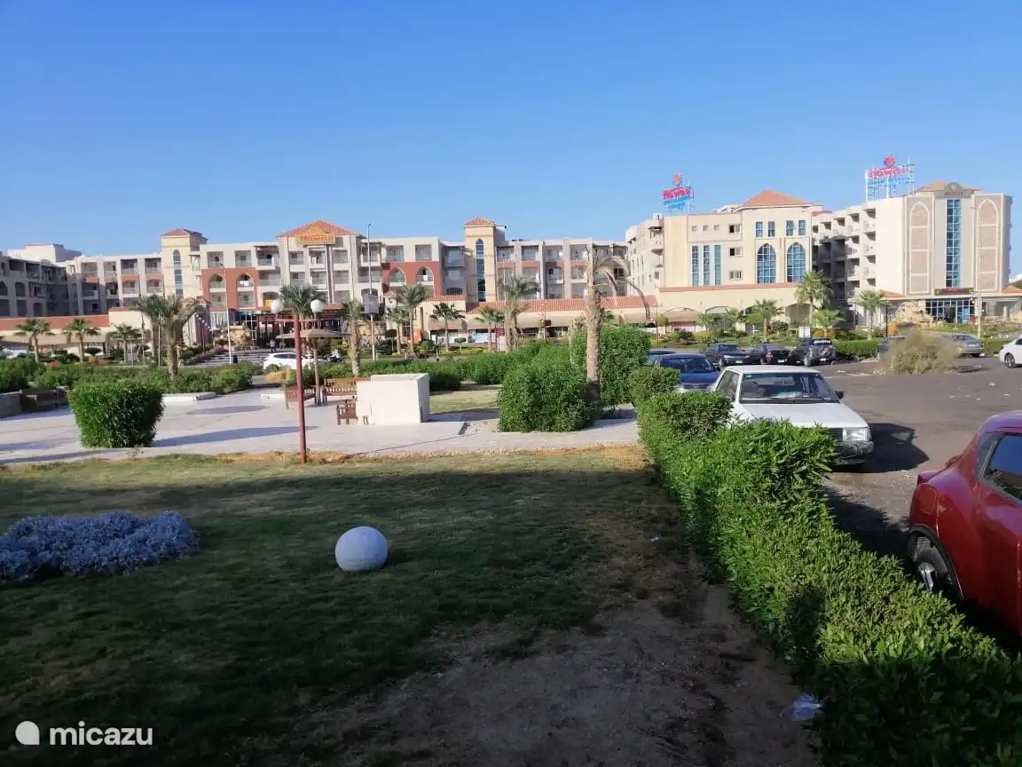 Vue depuis la station. Directement derrière cette vue se trouve la mer Rouge