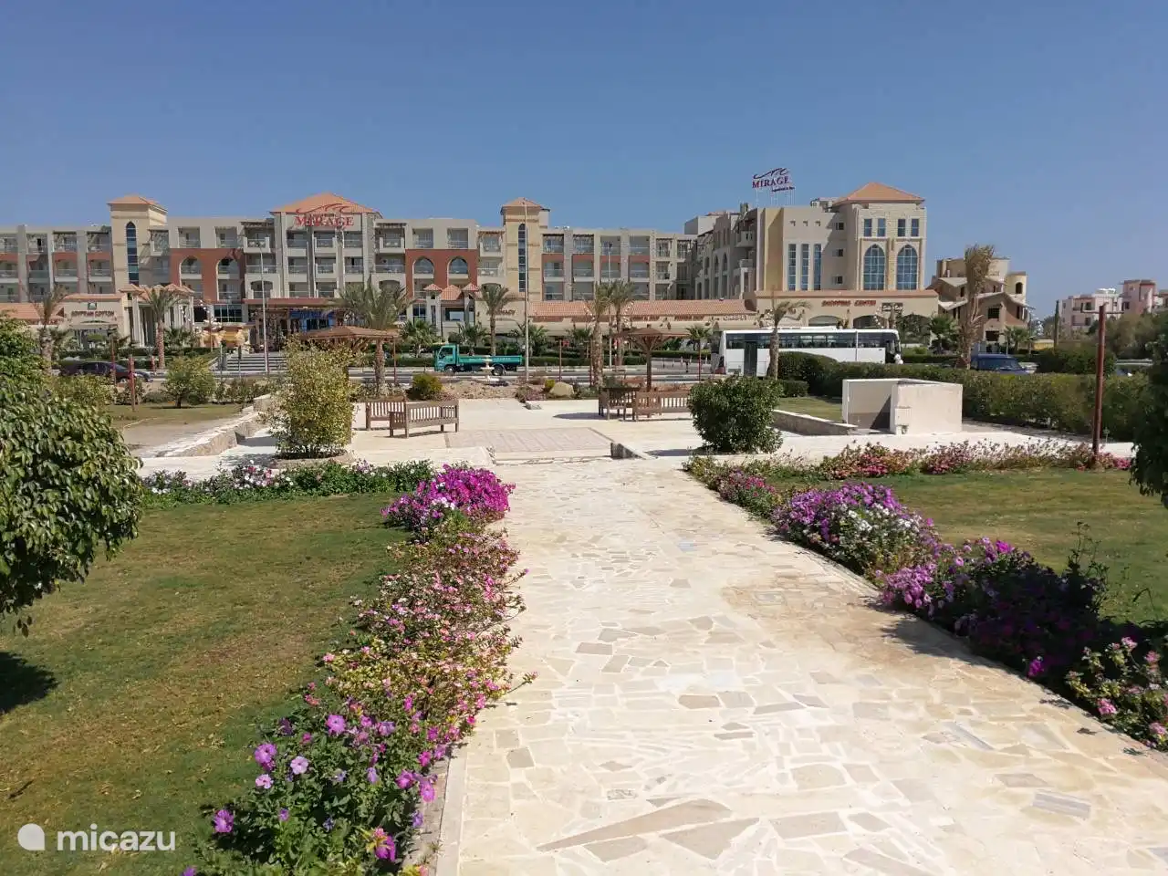 La cour avant de la station. Juste derrière l'hôtel d'en face se trouve la Mer Rouge.