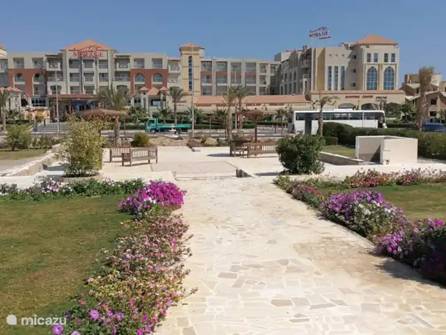 Location de Vacances Égypte, Mer Rouge , Hurghada, appartement - Appartements avec vue sur la mer Rouge, Hurghada La cour avant de la station. Juste derrière l'hôtel d'en face se trouve la Mer Rouge.