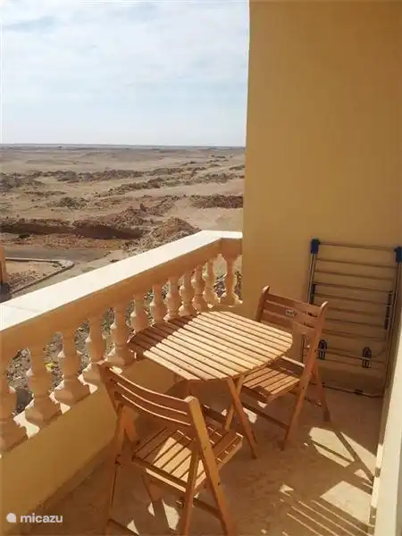 Le balcon surplombe le désert d'un côté et la mer Rouge de l'autre.