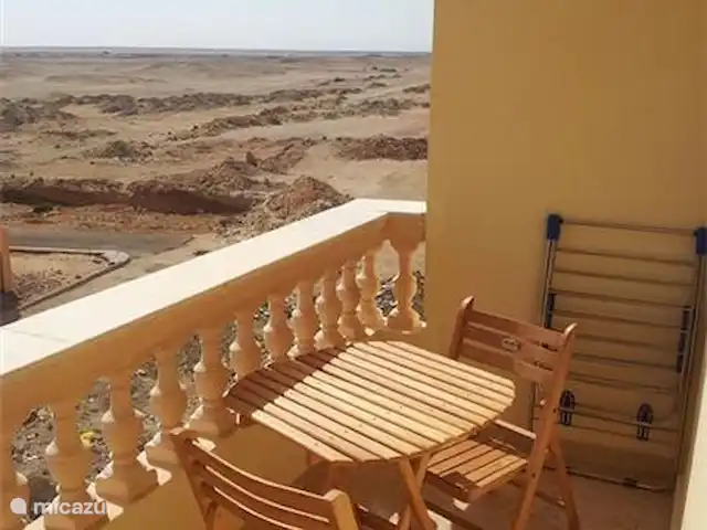 Location de Vacances Égypte, Mer Rouge , Hurghada, appartement - Appartements avec vue sur la mer Rouge, Hurghada Le balcon surplombe le désert d'un côté et la mer Rouge de l'autre.
