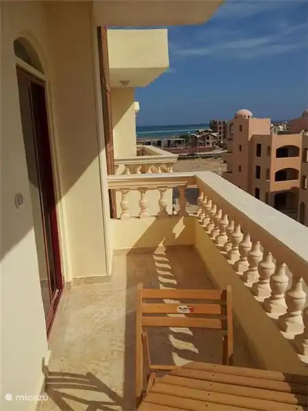 Du balcon, vous avez une vue sur la mer Rouge et le désert égyptien.