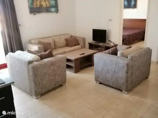Location de Vacances Égypte, Mer Rouge , Hurghada, appartement - Appartements avec vue sur la mer Rouge, Hurghada C'est excellent de rester à la piscine. Il y a beaucoup de transats disponibles et vous pouvez échapper au soleil brûlant sous le parasol en bois. Bien sûr, vous pouvez également commander quelque chose de délicieux au service.