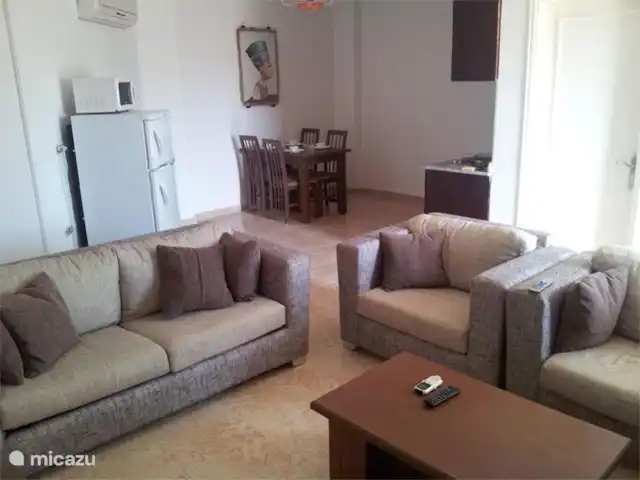 Location de Vacances Égypte, Mer Rouge , Hurghada, appartement - Appartements avec vue sur la mer Rouge, Hurghada Le salon spacieux dispose d'un coin salon confortable avec TV (satellite). Le canapé 2,5 places peut être converti en un canapé-lit simple.