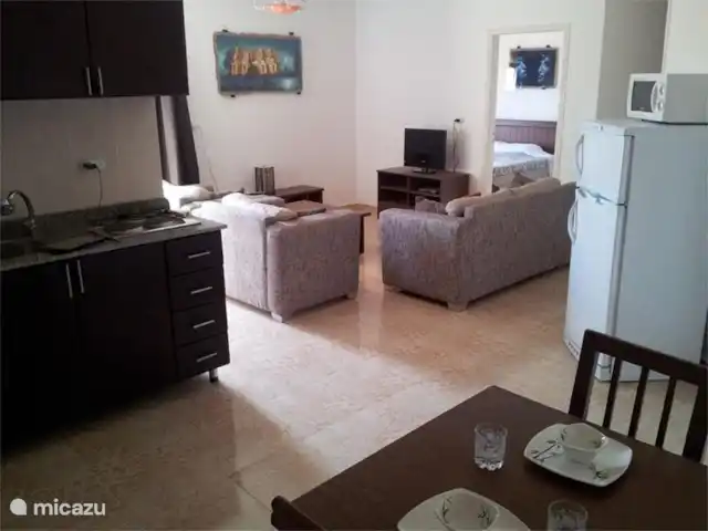 Location de Vacances Égypte, Mer Rouge , Hurghada, appartement - Appartements avec vue sur la mer Rouge, Hurghada La cuisine contient une double plaque de cuisson, une bouilloire et une cafetière. De plus, il y a aussi un réfrigérateur-congélateur et un micro-ondes.