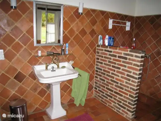 Location de Vacances France, Nièvre, Arquian, maison de vacances - Le Biron Blanc Salle de bains.
La salle de bain contient un bain sur pattes, une douche séparée, un lavabo et une toilette