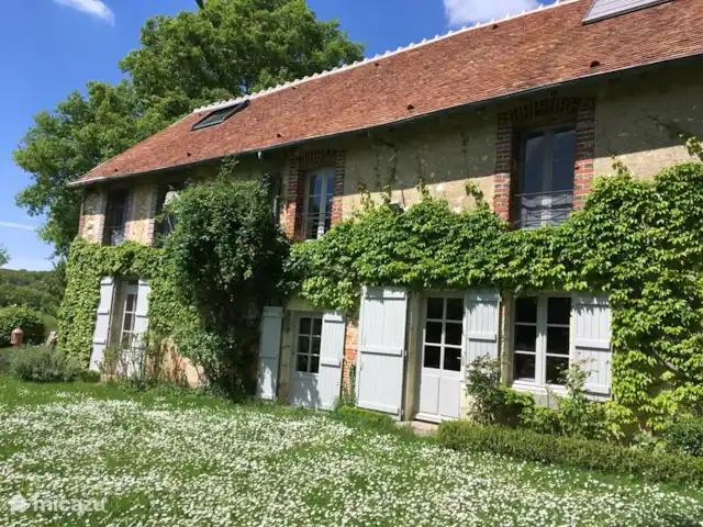Location de Vacances France, Nièvre, Arquian, maison de vacances - Le Biron Blanc Printemps