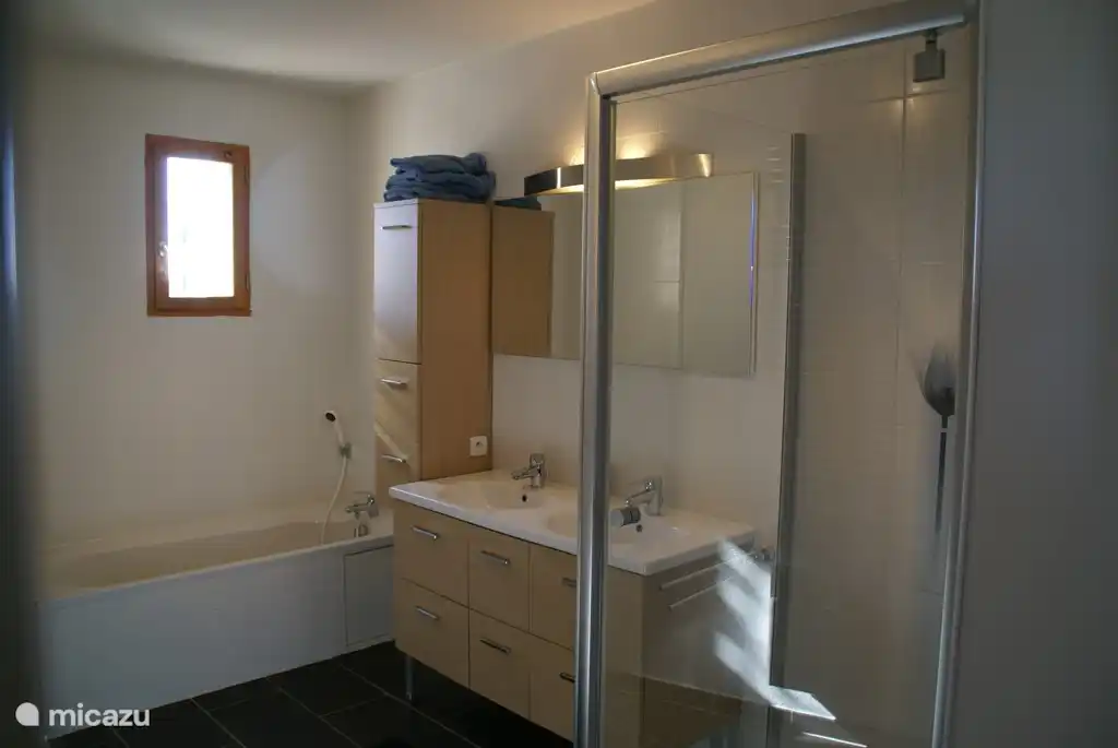 Salle de bain à l'étage