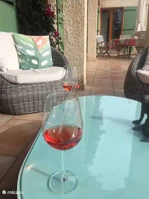 Regardez à travers du barbecue à la chambre principale