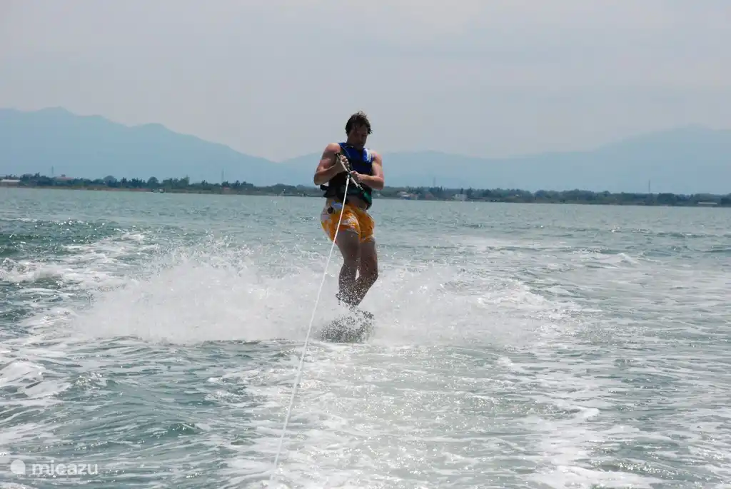 Plaisir des sports nautiques sur le lac