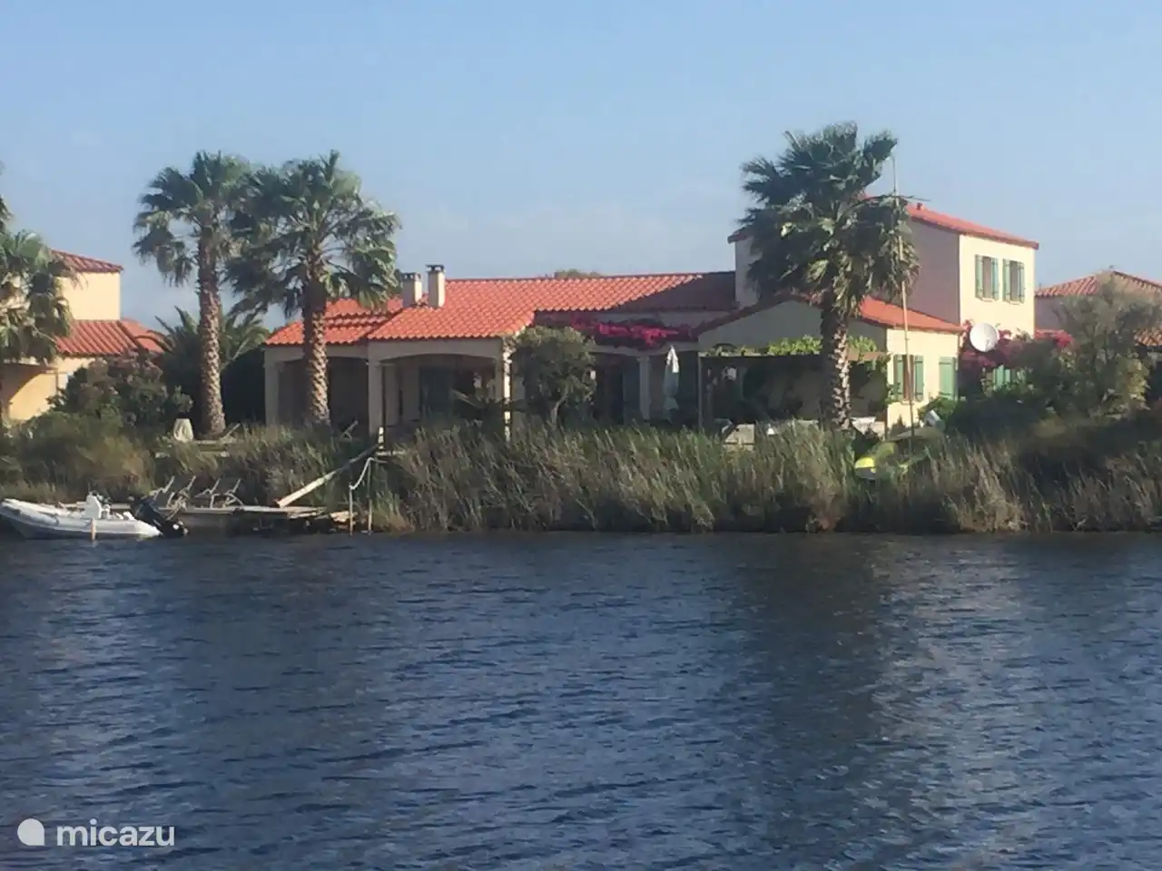 Situé juste au bord de l'eau