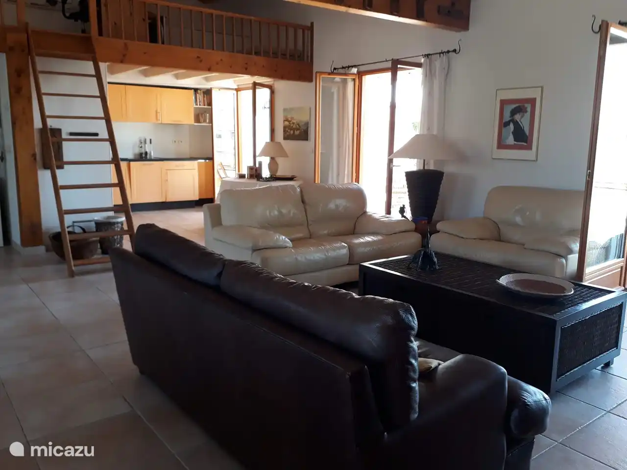 Vue du salon vers la cuisine