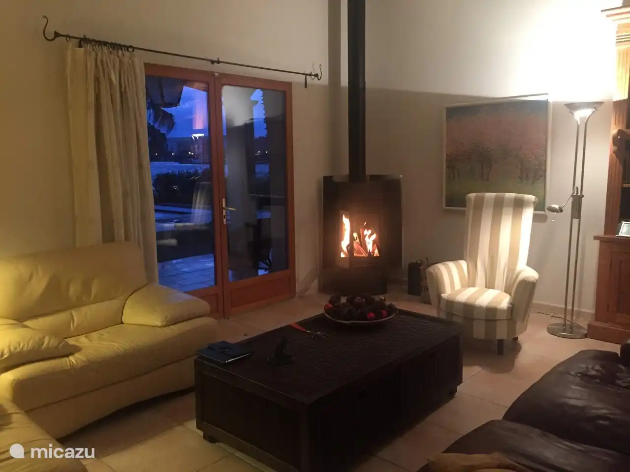 Portes-fenêtres du salon donnant sur la terrasse et la piscine