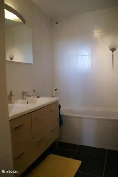 Salle de bain du bas avec bain et douche séparée