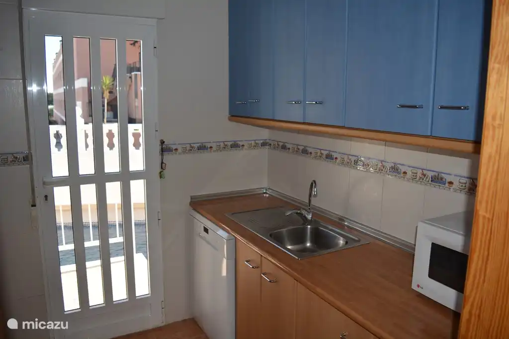 Küche mit Kühlschrank, Gefrierfach, Backofen, Herd, Mikrowelle, Geschirrspüler, Kaffeemaschine, Senseo, Wasserkocher, Toaster, Saftpresse, Mixer usw.