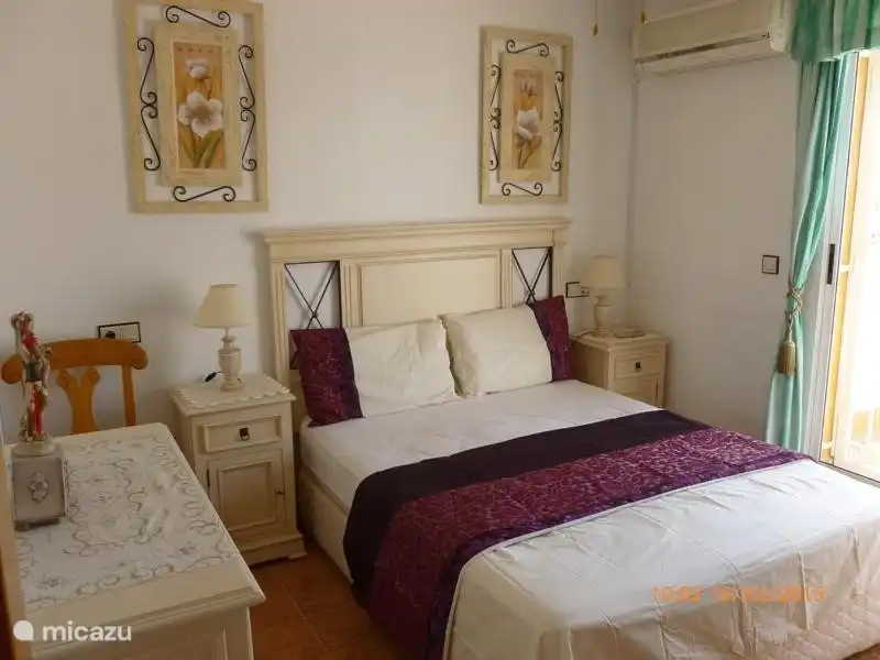 Haupt-Schlafzimmer mit Balkon Türen zu einer privaten Terrasse mit einem Einbauschrank mit Safe Klimaanlage im 1. Stock