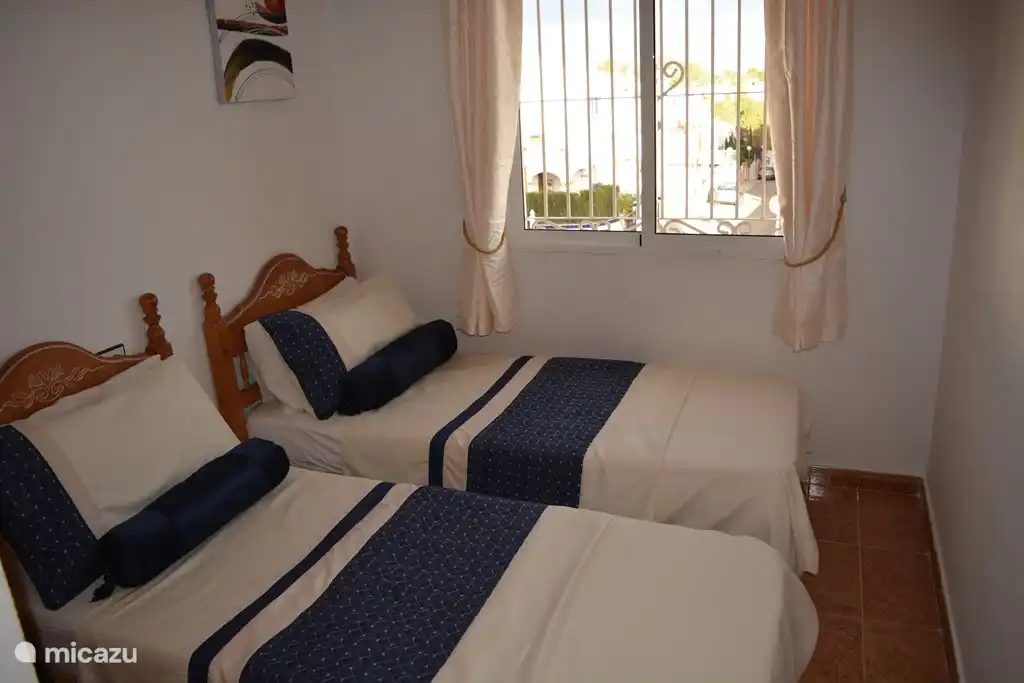 Schlafzimmer mit 2 Einzelbetten im 1. Stock mit einem Schrank mit Klimaanlage