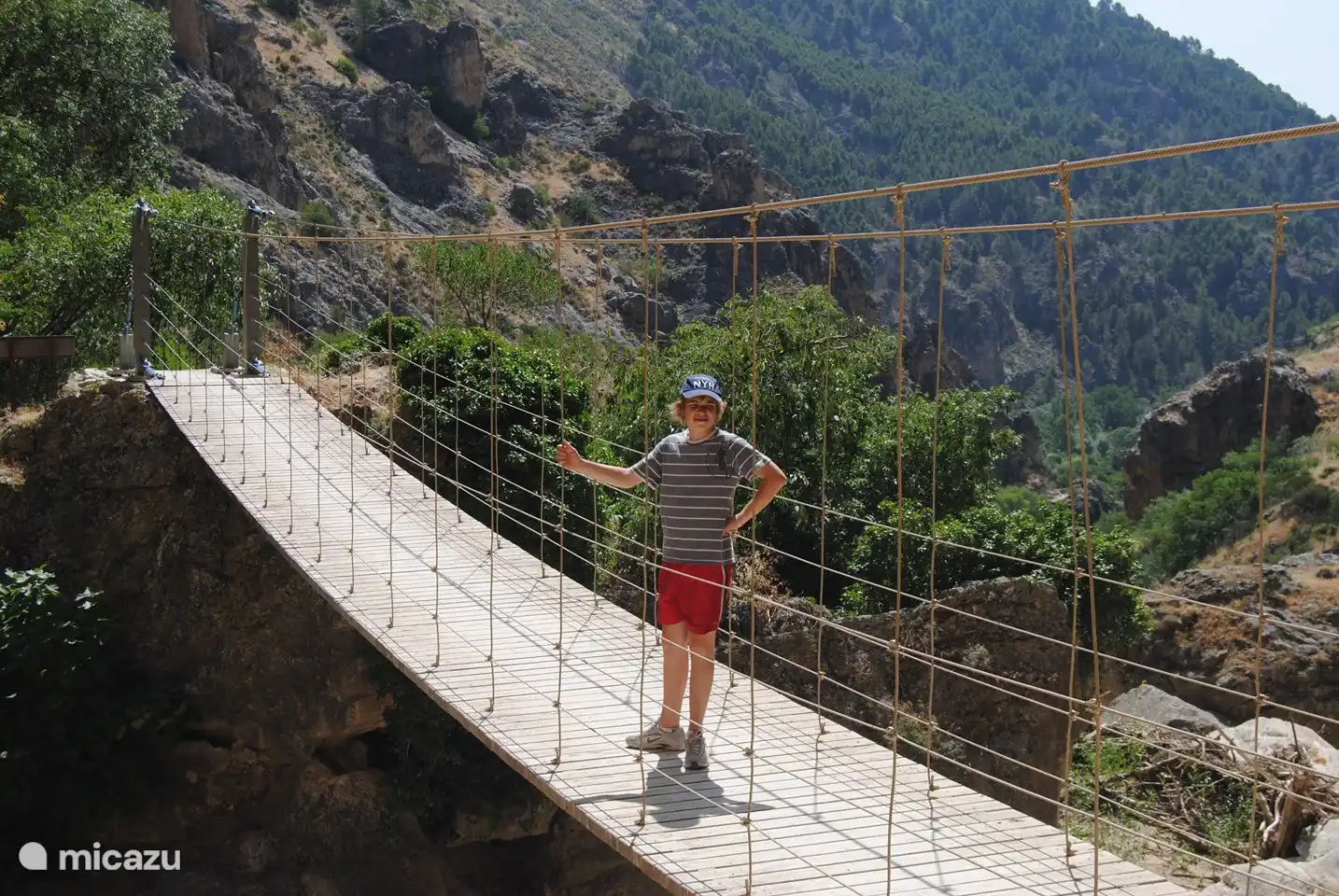 schöner Spaziergang mit Hängebrücke im nächsten Dorf