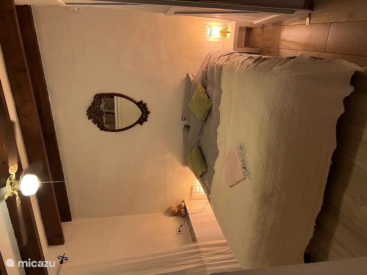 Wunderbar geräumiges Bett mit hochwertiger und sehr bequemer Doppelmatratze!