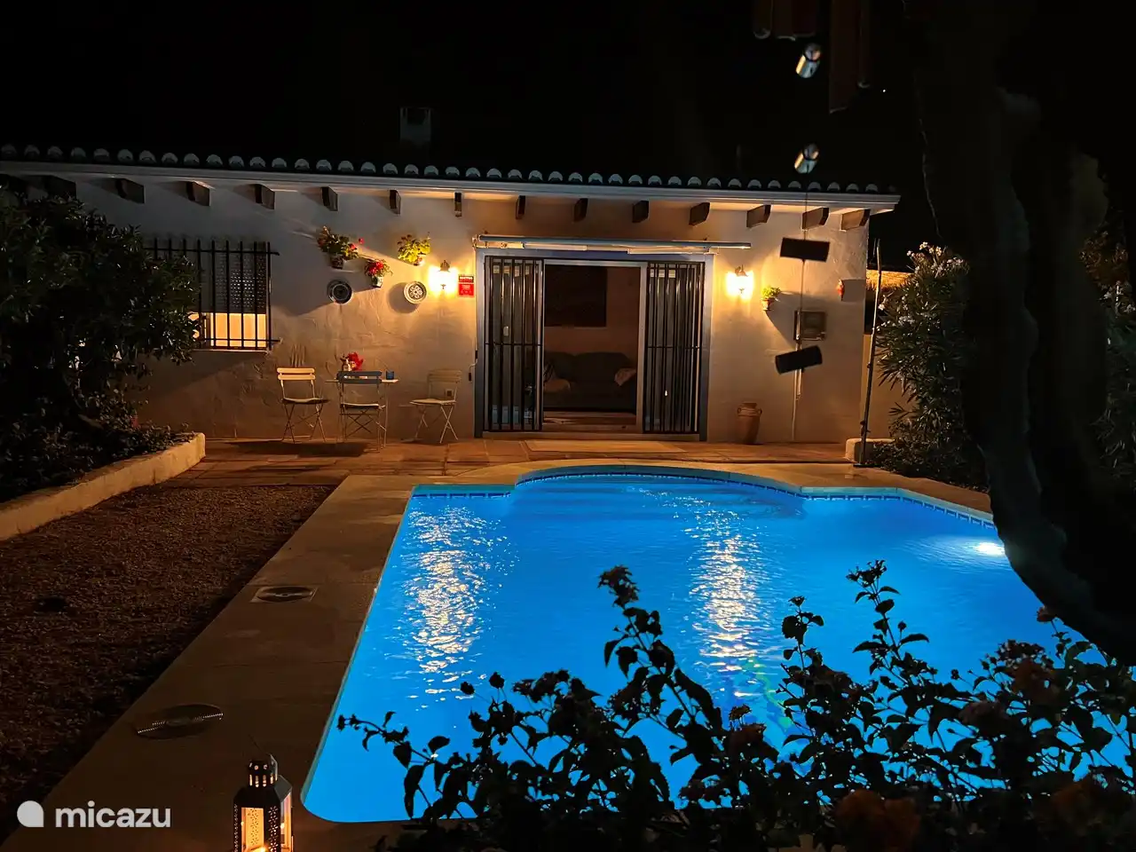 Am Abend mit all den Lichtern im Garten und dem Blick auf die Sterne.......Magisch