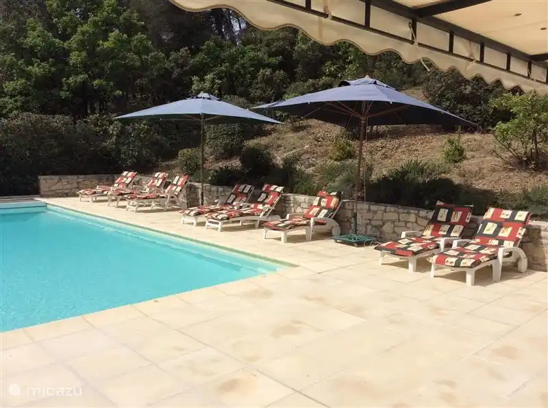 Terraza junto a la piscina