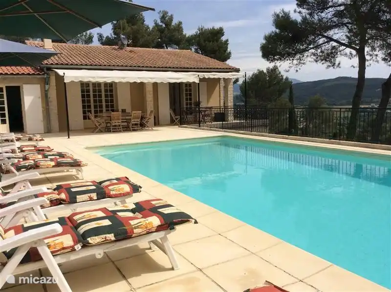 Terraza junto a la piscina