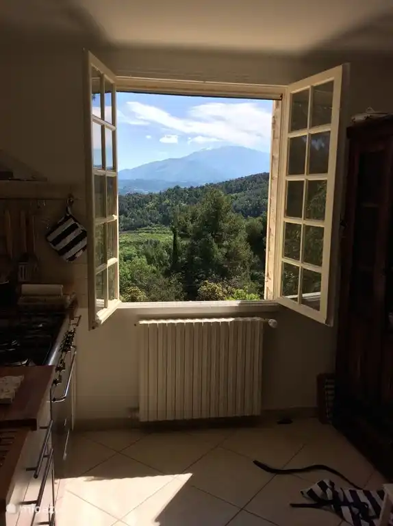 Ver a través de la ventana de la cocina arriba