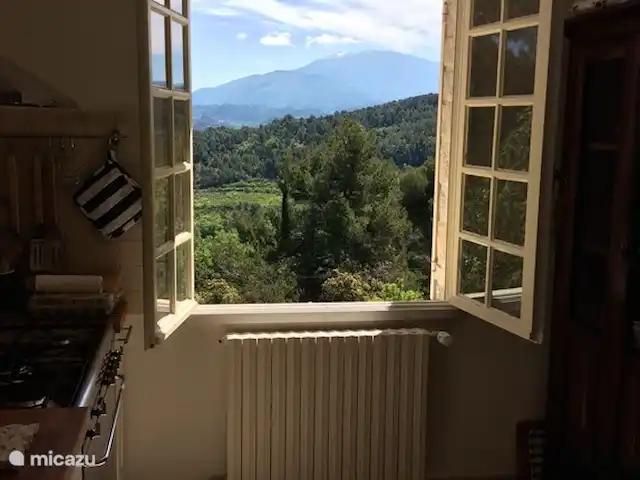 Villa Les Trois Pins | France, Vaucluse, Vaison-la-Romaine - villa Vue par la fenêtre de la cuisine à l'étage