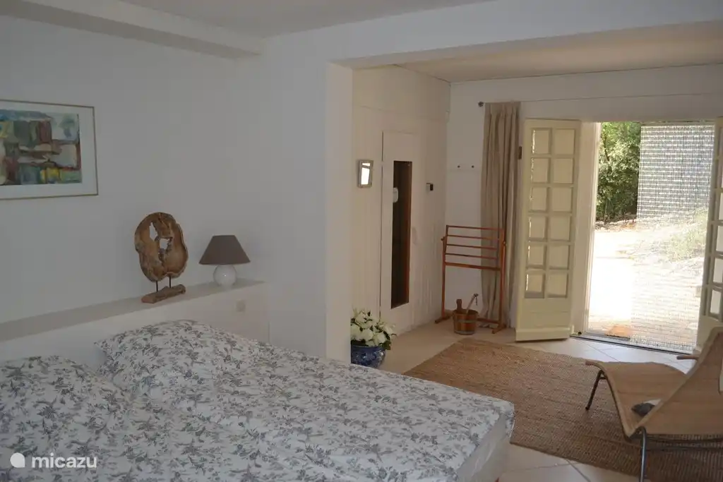 Dormitorio de la planta baja (1) con puertas que dan a la terraza de abajo