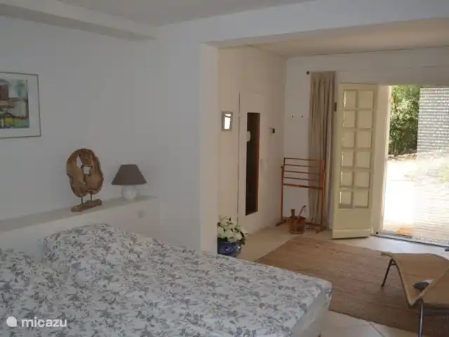 Villa Les Trois Pins | France, Vaucluse, Vaison-la-Romaine - villa Chambre du bas (1) avec portes-fenêtres donnant sur la terrasse en contrebas