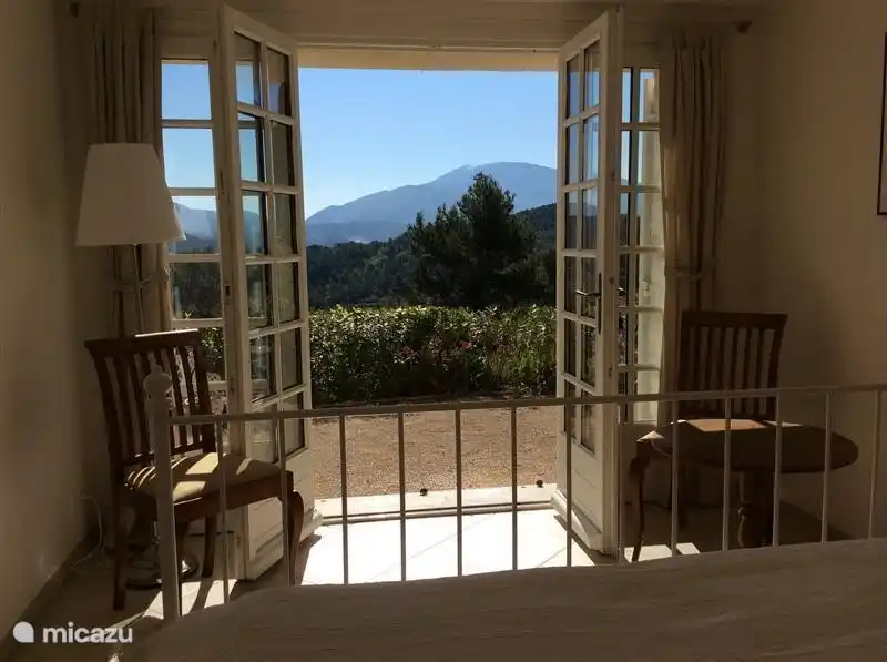 Dormitorio de la planta baja (2) con puertas francesas a la terraza de abajo