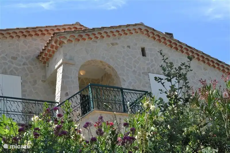 Una vista de la villa desde la entrada