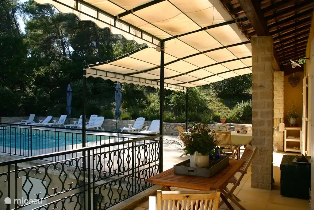 Terraza sobre la vista de la piscina