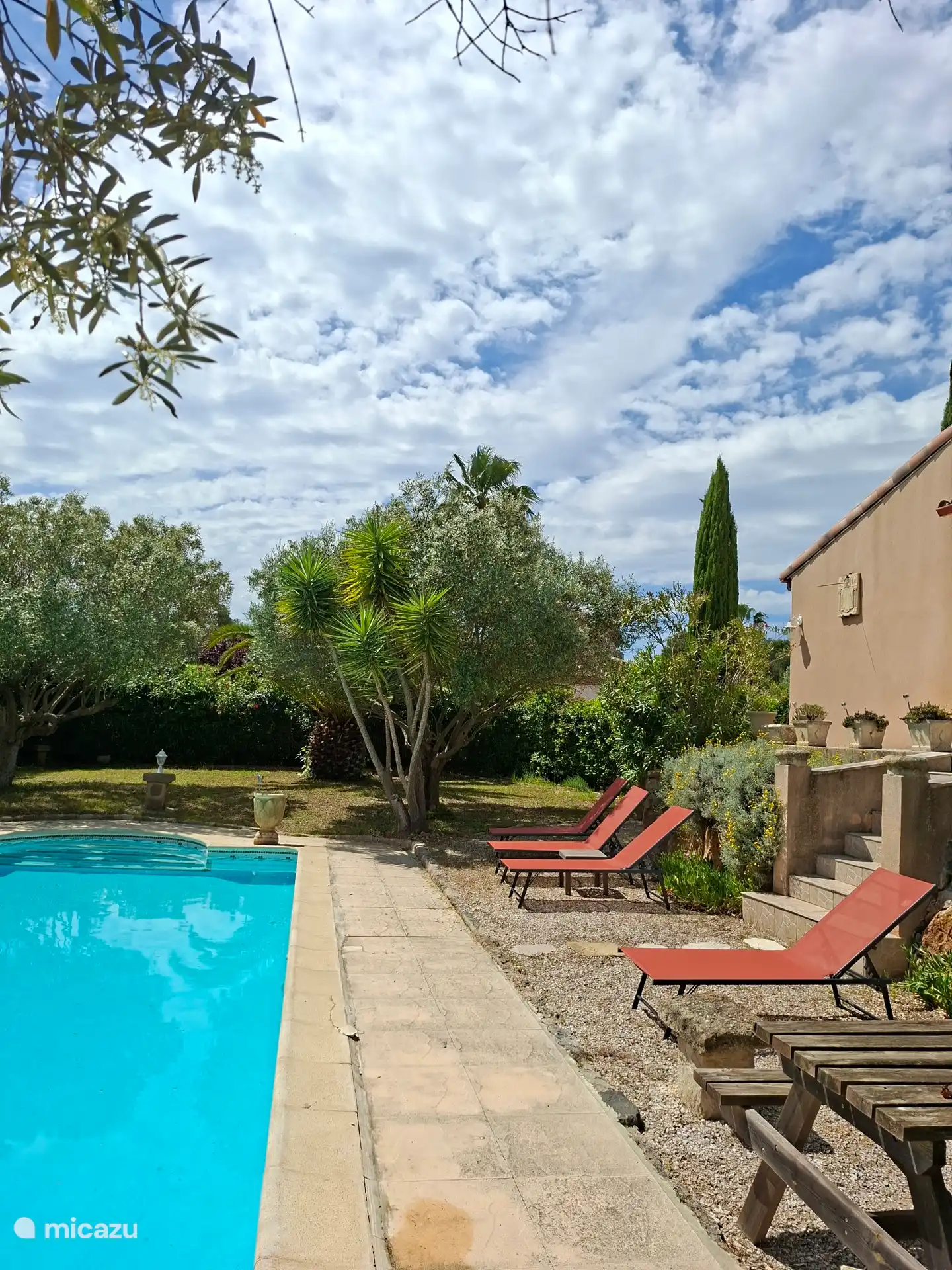 Der Garten mit dem Swimmingpool