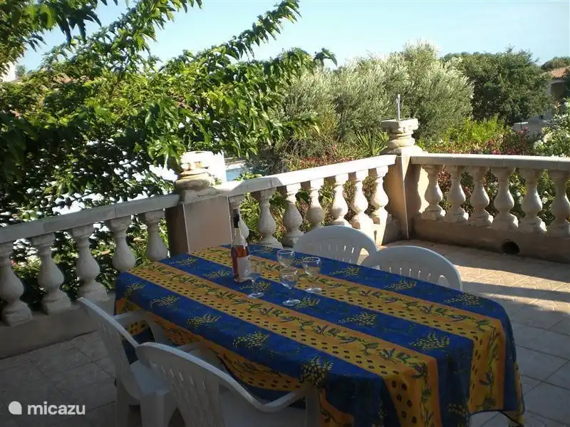 Die Terrasse im Erdgeschoss.