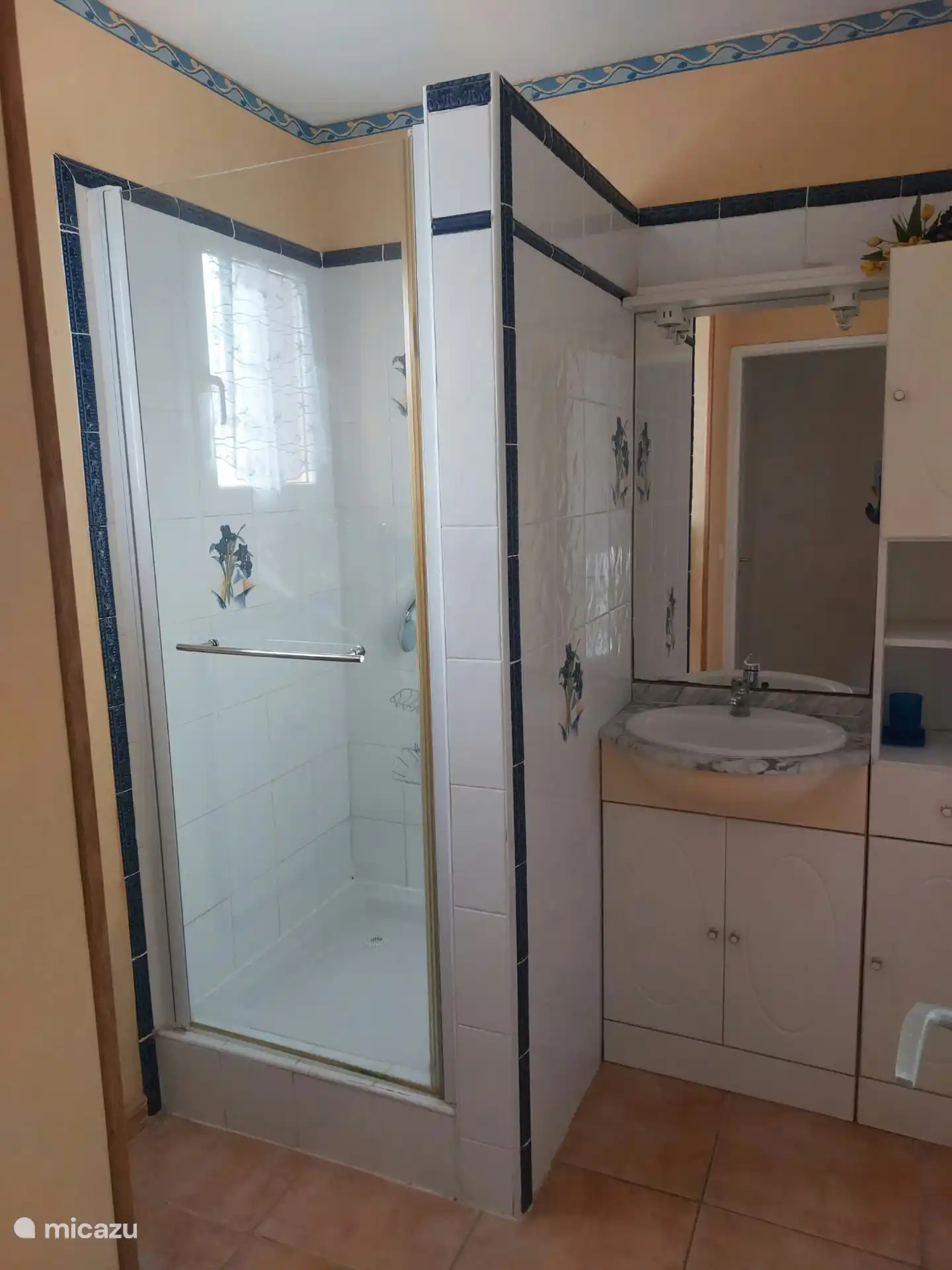 Badezimmer im ersten Stock mit Dusche und Waschbecken. Es gibt eine separate Toilette.