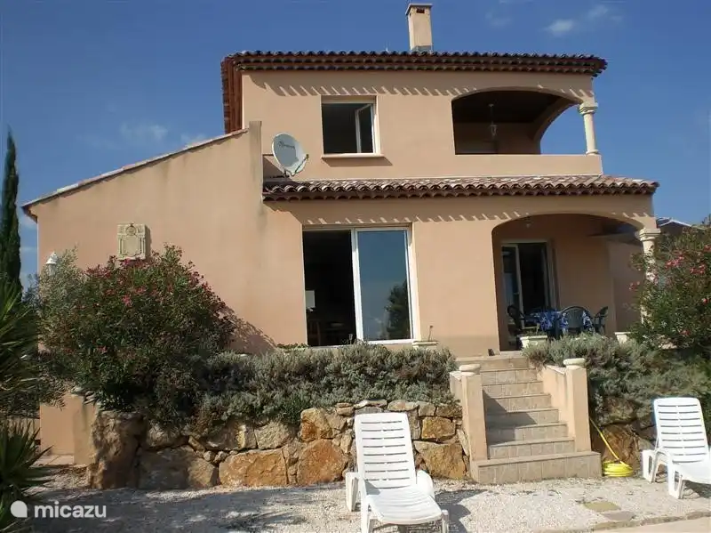 Die Rückseite der Villa von der Gartenterrasse im Erdgeschoss und im Obergeschoss.