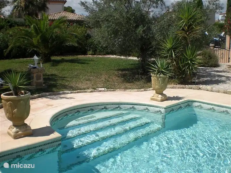 Der Garten mit Pool.