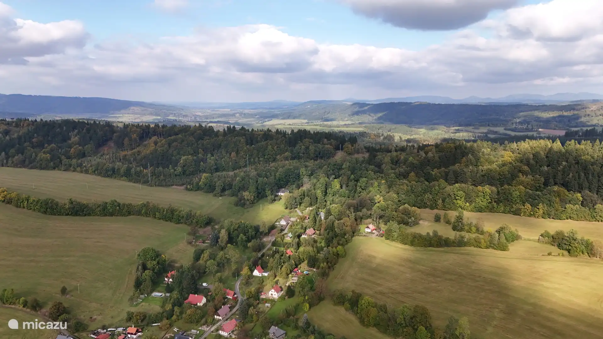 Das Ferienhaus Marianne befindet sich völlig frei am oberen Ende des Dorfes und ist das letzte Zuhause von Markousovice. Dies bietet viel Privatsphäre und um die natürliche Umgebung und die Tiere zu genießen