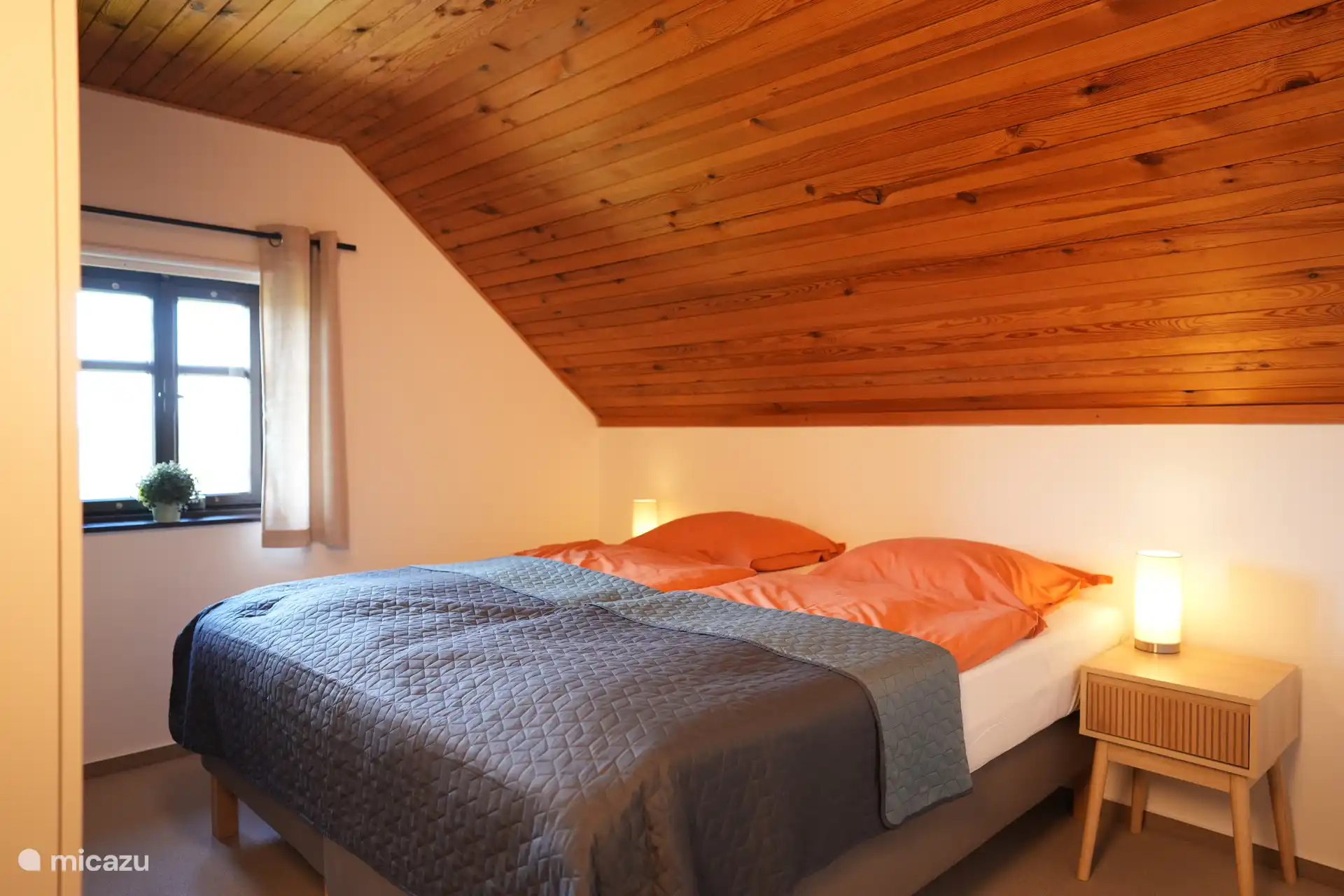 4. Schlafzimmer mit einem Boxspringbett für 2 Personen. mit genügend Stauraum, damit Sie alle Ihre Kleidungsstücke verstauen können