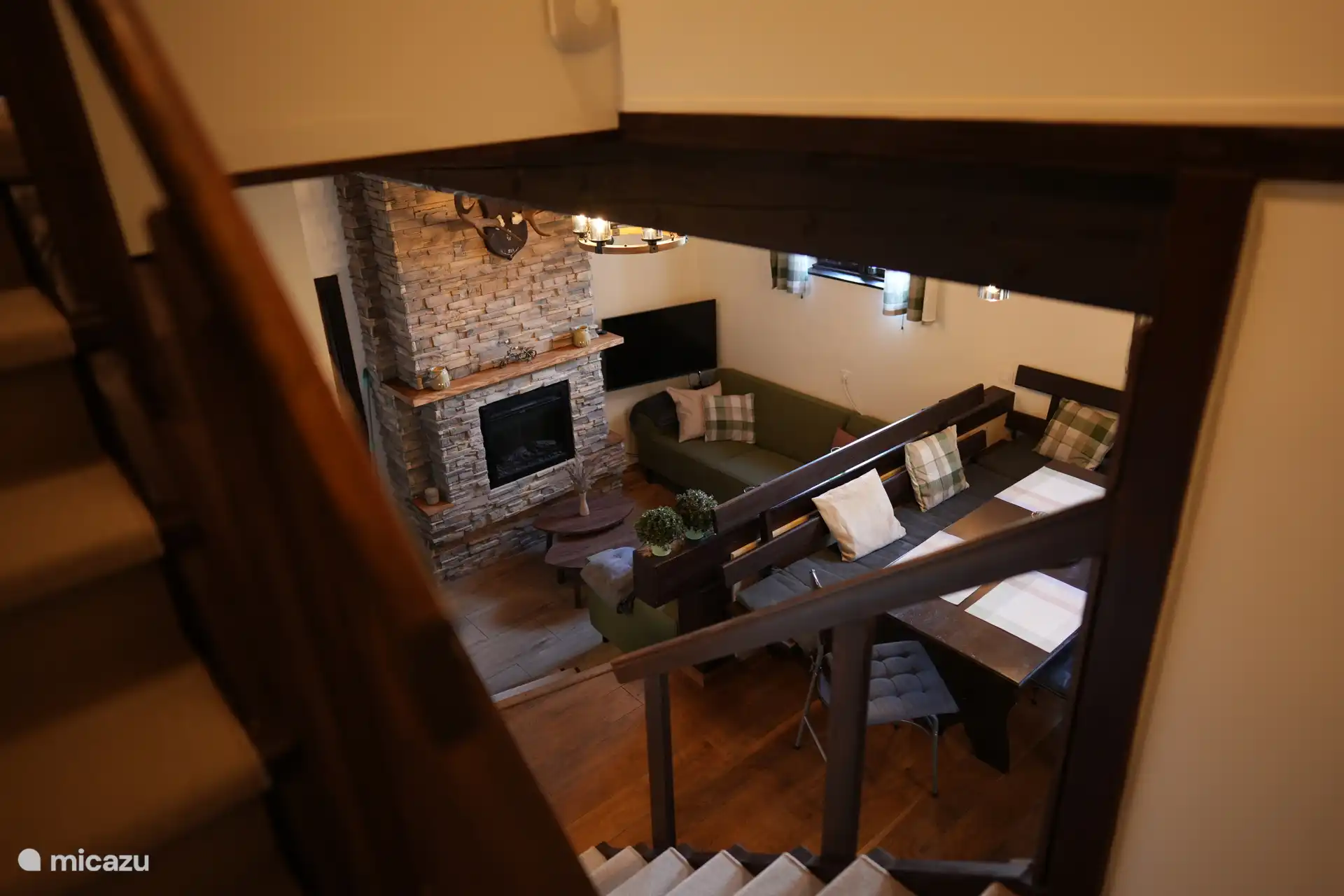 Ein Überblick über das Esszimmer mit dem Wohnzimmer mit TV